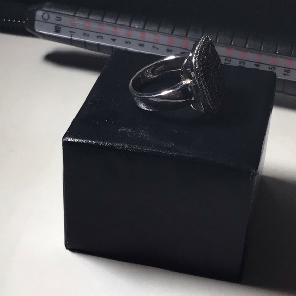 Beautiful designer black and white diamond ring - Picture 3 of 16